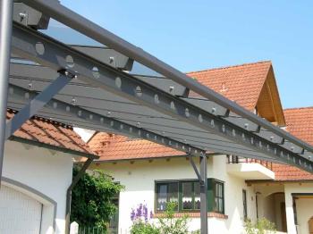 Carport aus Metall und Glas